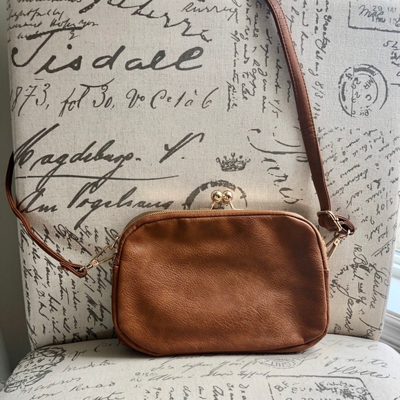 Handbags - ❗️❗️SOLD❗️❗️NWOT - Brown Crossbody Purse